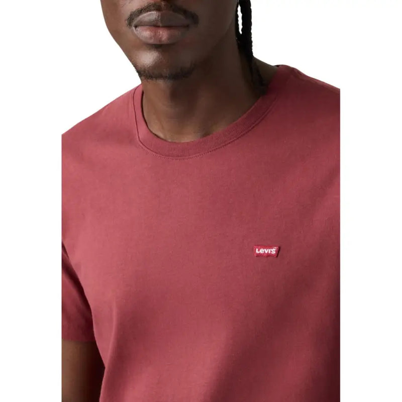 Levi's Herren-T-Shirt, bordeauxrot, Baumwolle, Rundhalsausschnitt, kurze Ärmel, mit kleinem roten Logo-Patch auf der linken Brust.
