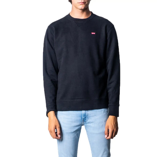 Schwarzes Levi's Herren-Sweatshirt aus Baumwolle mit Rundhalsausschnitt und kleinem roten Logo auf der linken Brust.