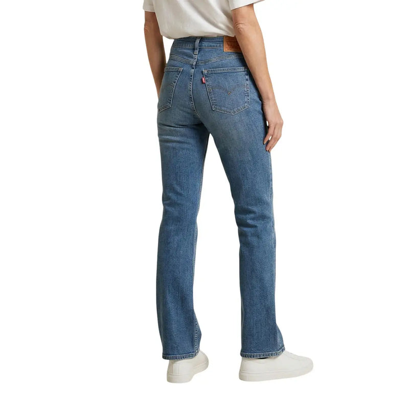 Jean Levi's pour femme en denim bleu, dos orné du logo Levi's rouge et d'une coupe classique à cinq poches. Mélange de coton usé.