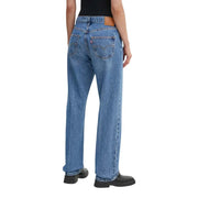Levi's Damen-Jeans aus hellblauer Baumwolle mit klassischem Five-Pocket-Design und braunem Leder-Markenpatch am Bund (Rückansicht)