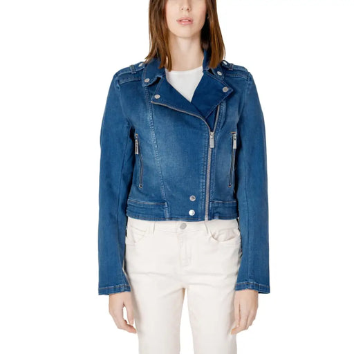 Hellblaue Jeans-Motorradjacke mit silbernen Reißverschlüssen, Druckknöpfen und Seitentaschen