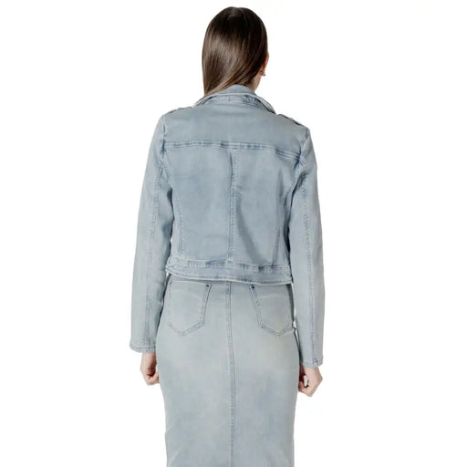 Veste de motard en denim clair, coupe courte, poches latérales zippées, surpiqûres