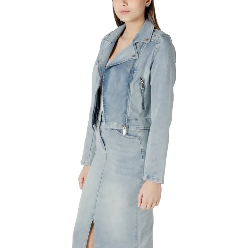 Veste de motard en denim clair avec fermetures éclair argentées, boutons, fermeture éclair latérale et poches