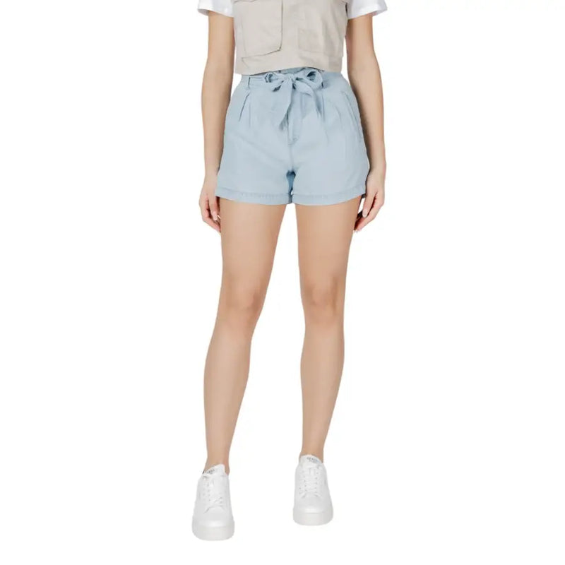 Light blue lyocell high-waisted shorts with a tied waistband and pockets for casual wear