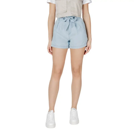 Light blue lyocell high-waisted shorts with a tied waistband and pockets for casual wear