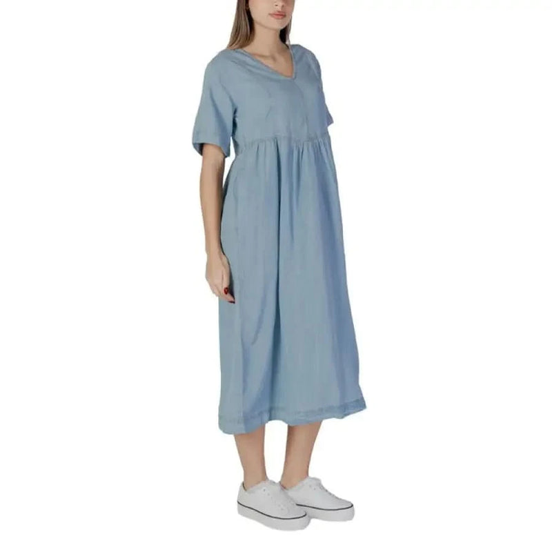 Light blue midi dress by B.young with V-neck and made of 100% cotton