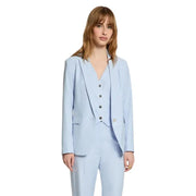 Tailleur trois pièces bleu clair à fines rayures pour femme, composé d'un blazer, d'un gilet et d'un pantalon.