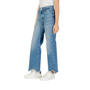 Light blue women’s fall winter wide-leg denim jeans with frayed hem