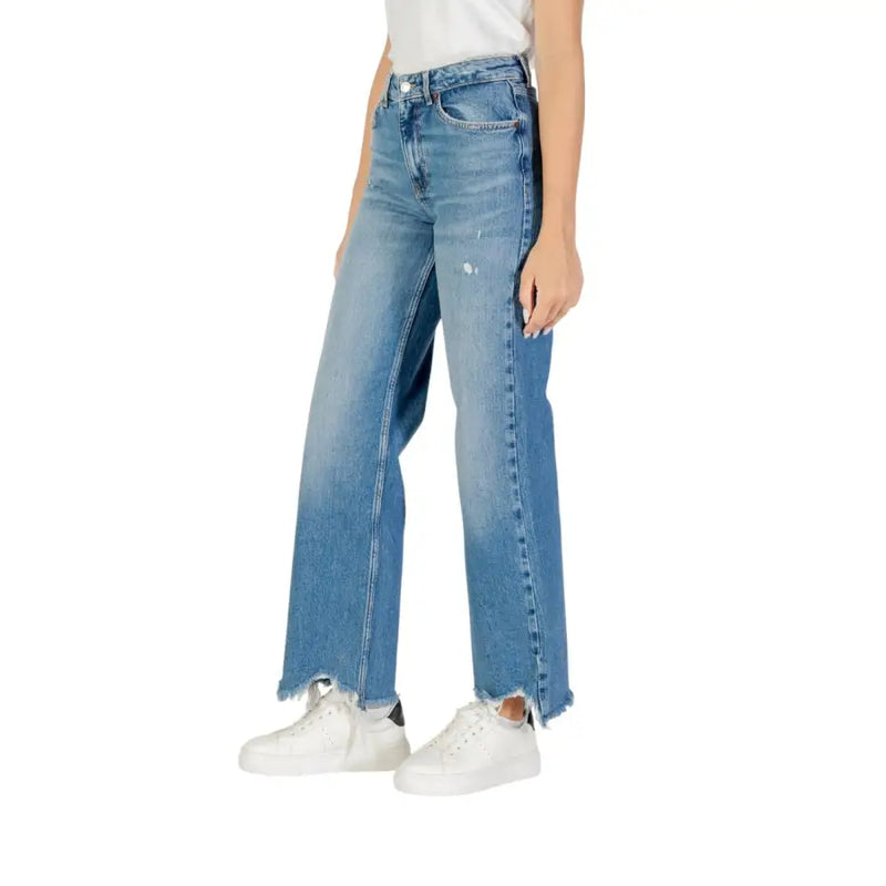 Light blue women’s fall winter wide-leg denim jeans with frayed hem