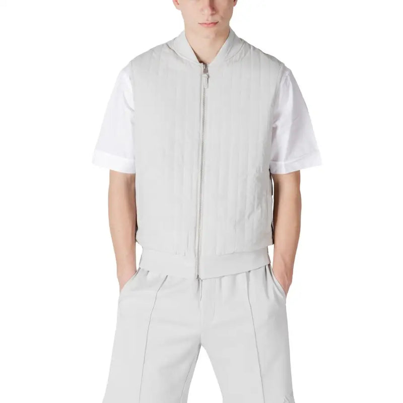 Light gray quilted bomber vest with central zipper and short sleeves for men in lightweight synthetic fabric
