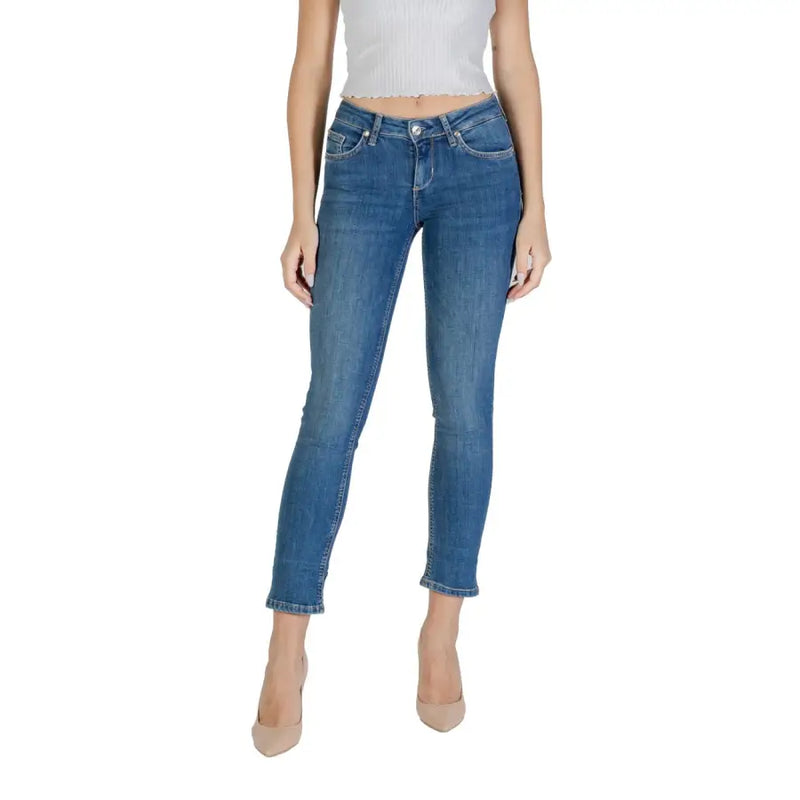 Women wearing Liu Jo light blue skinny jeans with a raw hem and white crop top