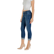 Women wearing Liu Jo blue fall winter cuffed capri jeans with nude heels