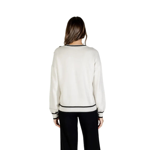 Pull en maille pour femme Liu Jo, couleur crème, en viscose et soie, avec finitions côtelées noires au col, aux poignets et à l'ourlet.
