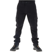 Schwarze grüne Herrenhose von Lyle & Scott mit mehreren Taschen und strapazierfähigem Cargo-Gewebe, von hinten gesehen.
