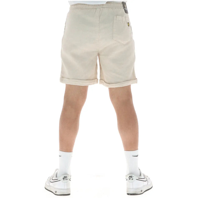 Lyle & Scott Leinenshorts für Herren aus beiger Baumwolle mit umgeschlagenen Bündchen und gesticktem Logo auf der Gesäßtasche, Rückansicht