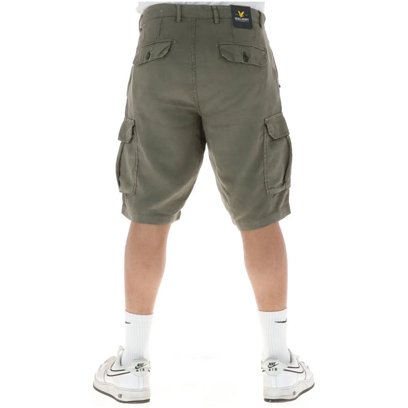 Lyle & Scott Leinenshorts für Herren in Olivgrün mit mehreren Cargotaschen und Markenlabel am Bund, Vorderansicht