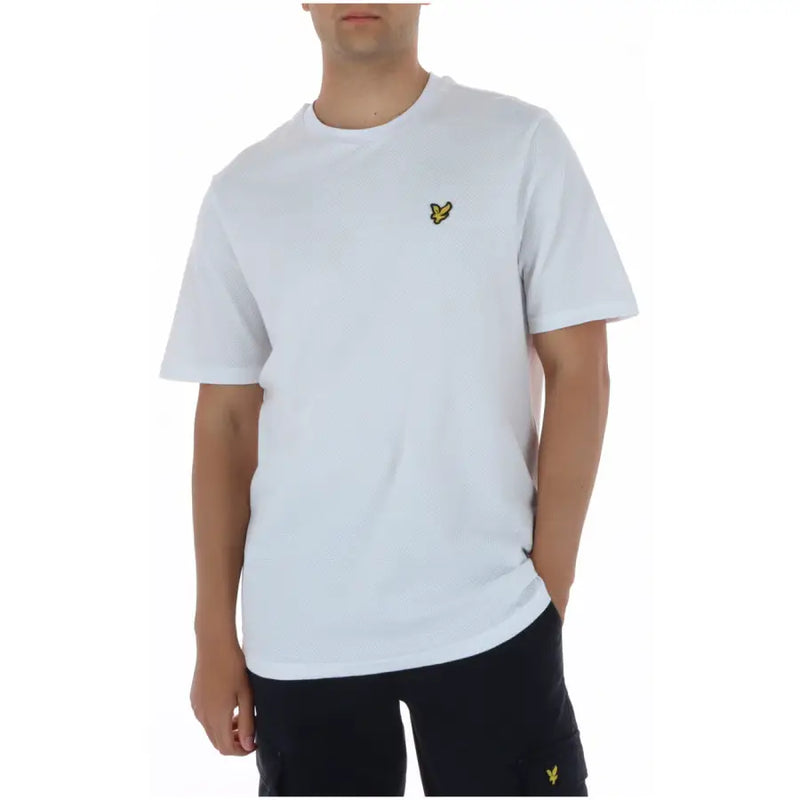 Lyle & Scott Weißes Herren-T-Shirt aus Baumwolle mit kurzen Ärmeln und einem kleinen, gelben, gestickten Vogellogo auf der linken Brust.