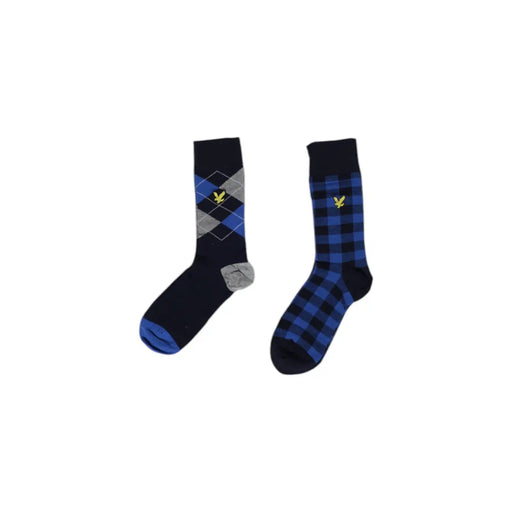 Une paire de chaussettes en coton bleu marine pour homme de la marque Lyle & Scott, ornées de motifs à losanges et à carreaux, et d'un logo d'oiseau jaune.