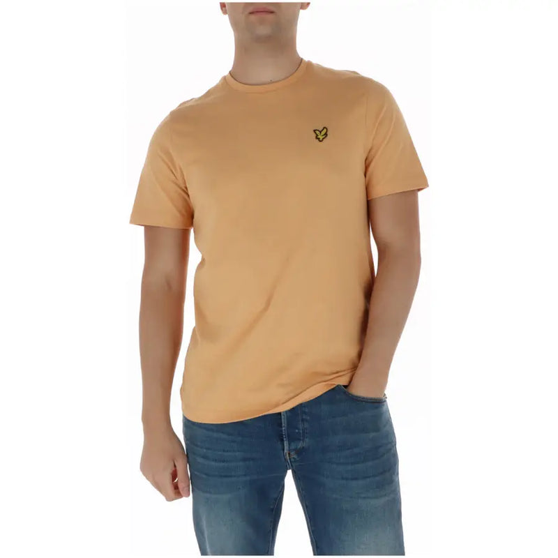 A tan lyle and scott t-shirt mit einem kleinen gelben Vogellogo auf der linken Brust für Herren