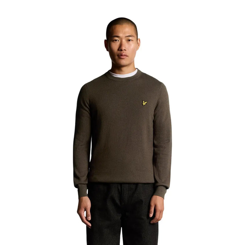 Lyle & Scott Merinowollpullover für Herren in Olivgrün mit gelbem Vogellogo auf der linken Brust, Vorderansicht