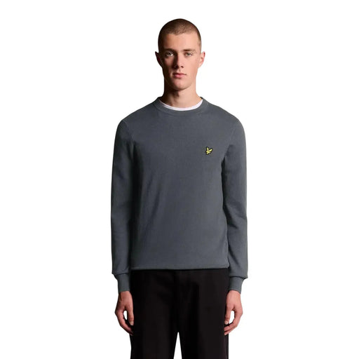 Lyle & Scott Grauer Merinowollpullover für Herren mit weißem Innenkragen und gelbem Vogellogo, Vorderansicht