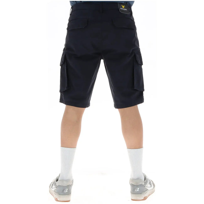 Lyle & Scott Schwarze Cargoshorts für Herren mit mehreren Taschen und Markenaufnäher hinten (Ansicht von hinten)