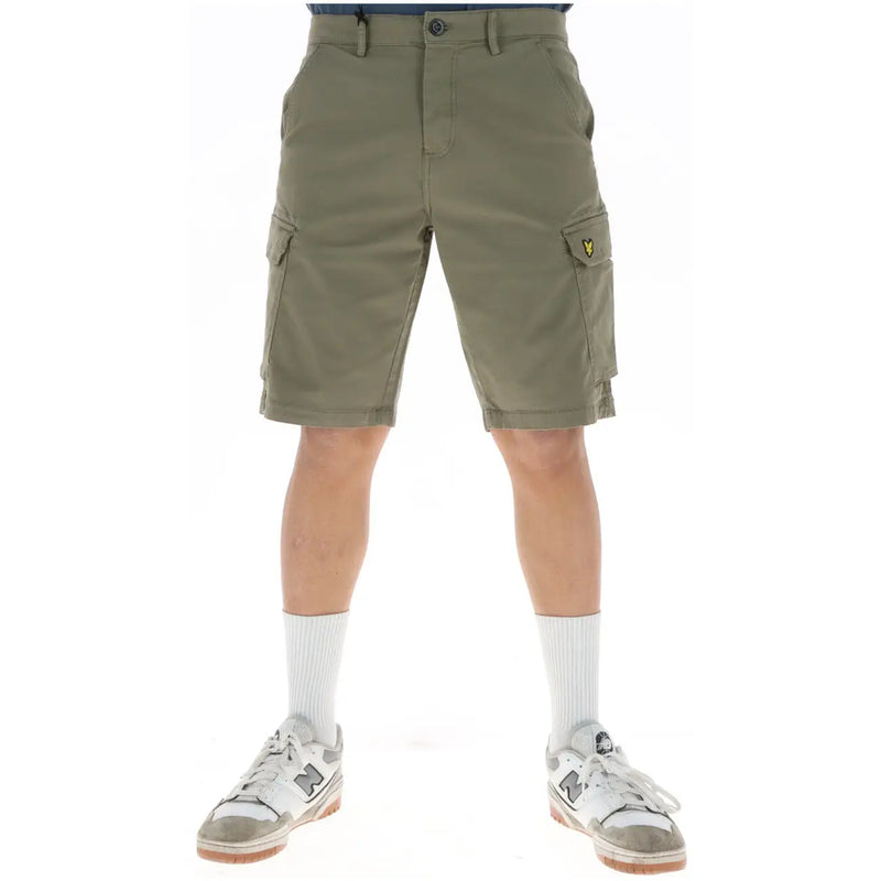 Lyle & Scott Herrenshorts in Olivgrün mit Seitentaschen und gelbem Logo am Oberschenkel, Vorderansicht