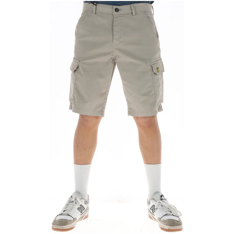 Lyle & Scott Herrenshorts in Khaki mit gelbem Logo am Oberschenkel und seitlichen Cargotaschen, Vorderansicht