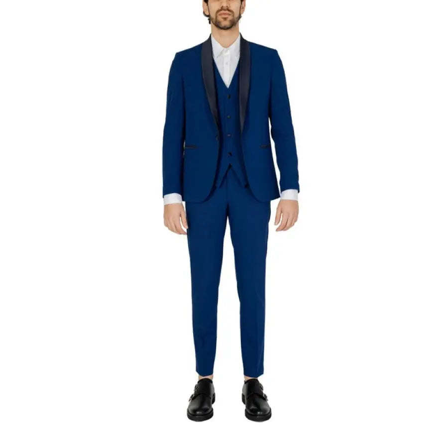 
                      
                        Stylish man in blue suit and bow tie showcasing urban city style clothing from Mulish Men Suit
                      
                    