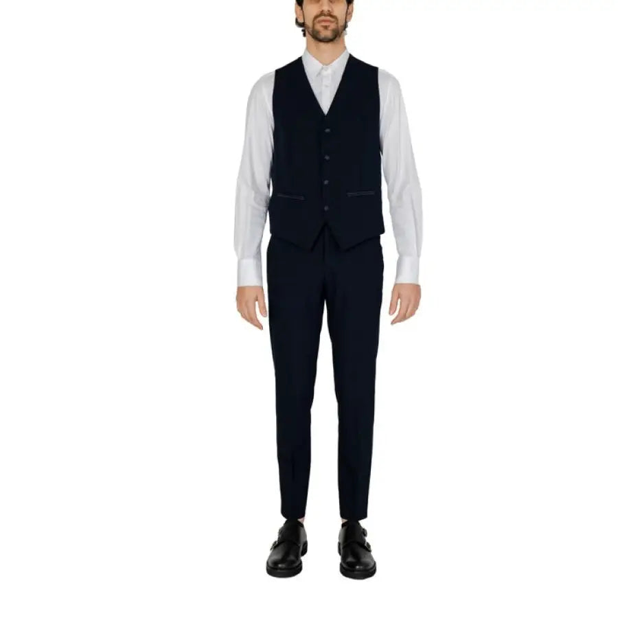 
                      
                        Mulish Men Suit: Urban style clothing with a man in suit and tie standing in city
                      
                    