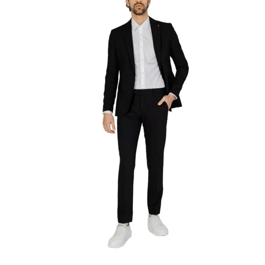 
                      
                        Mulish Men Suit - Stylish man in urban city style suit, epitomizing urban style clothing
                      
                    
