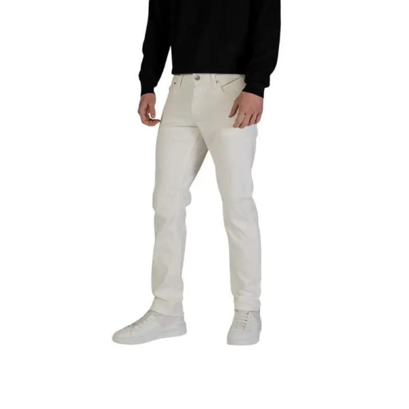 Man wearing Jack & Jones Men’s White Jeans and sneakers for Spring Summer fashion