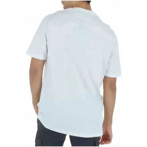 Lyle & Scott men t-shirt: man in white polo showcasing Scott Lyle design