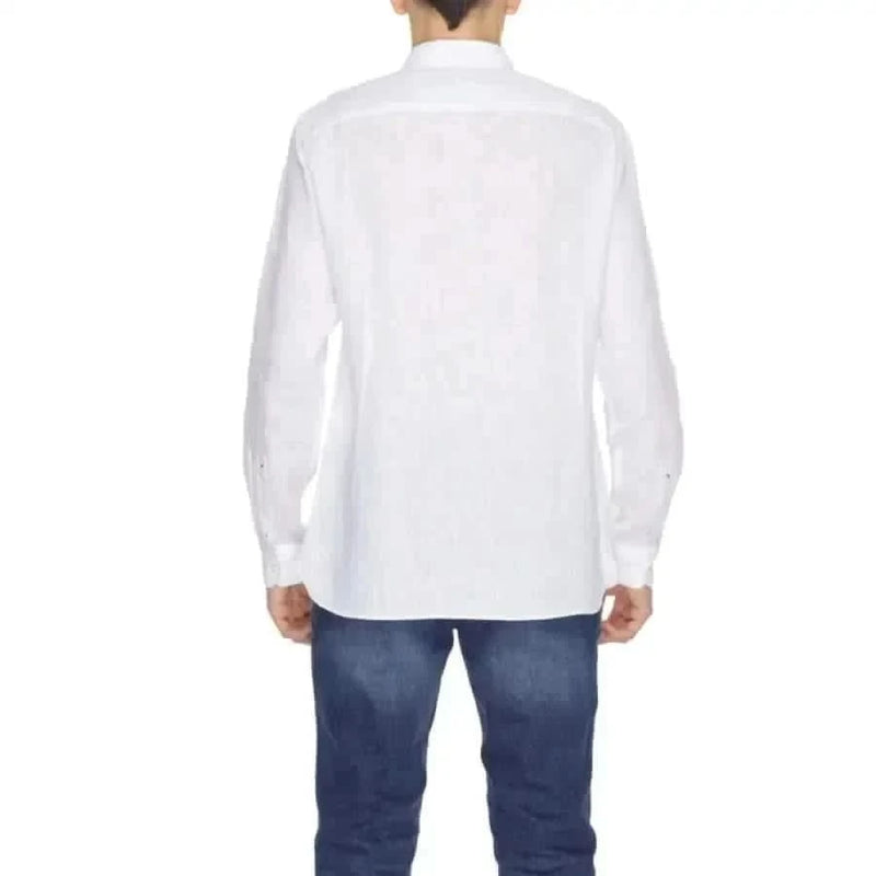 Man in U.S. Polo Assn. men shirt and jeans for urban style clothing