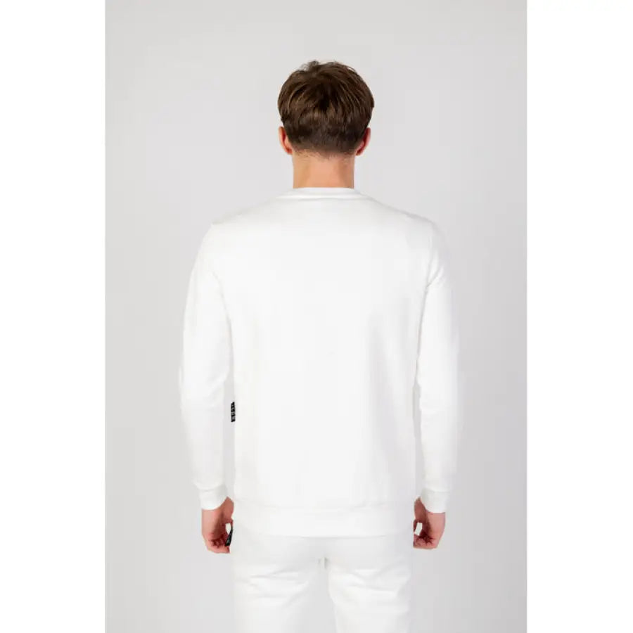 
                      
                        Man in white urban style sweatshirt facing away, embodying urban city fashion
                      
                    
