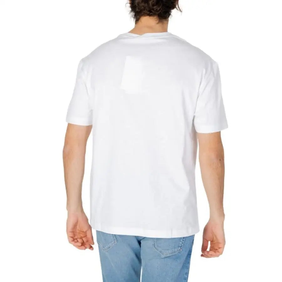 Man wearing Calvin Klein Jeans white t-shirt with pocket