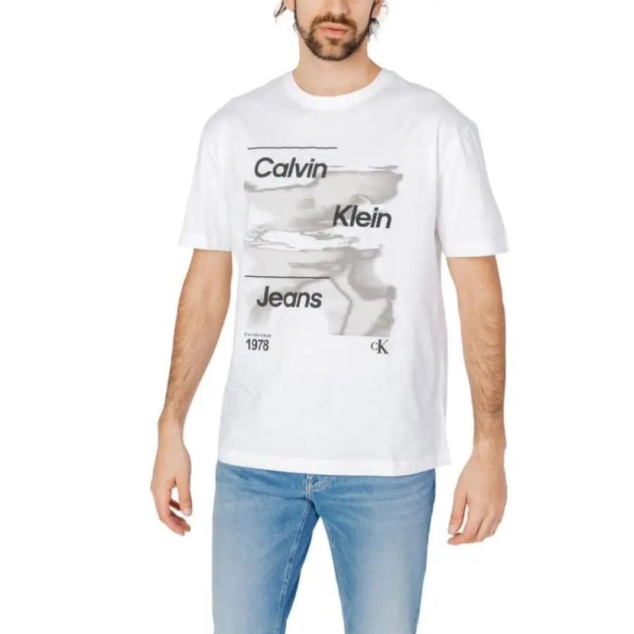 Man wearing Calvin Klein Jeans men T-shirt with ’Calvin and Jeans’ print.