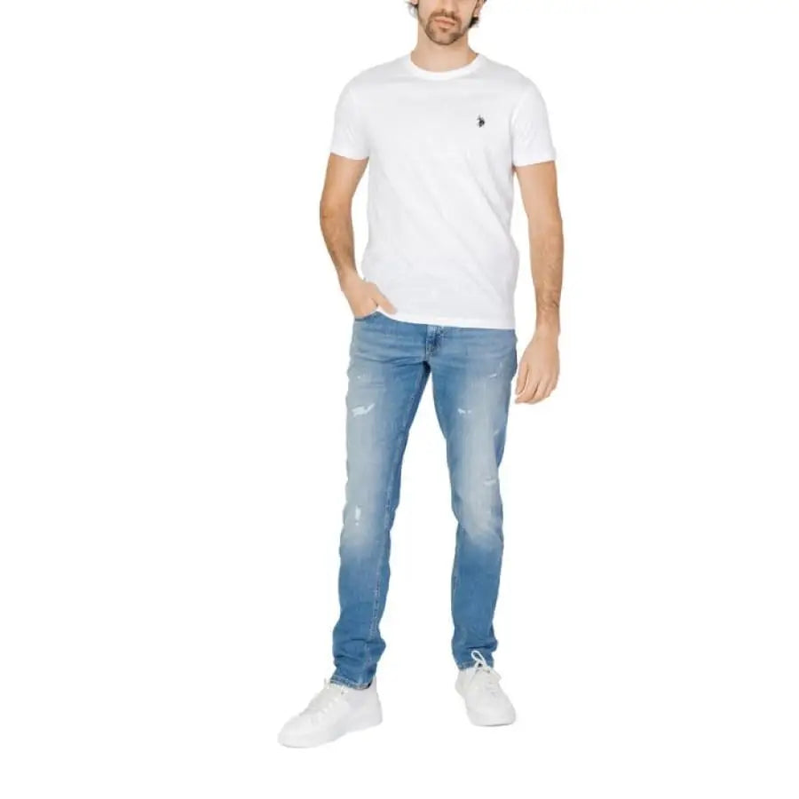 Man modeling U.S. Polo Assn. men t-shirt and jeans, casual apparel accessories