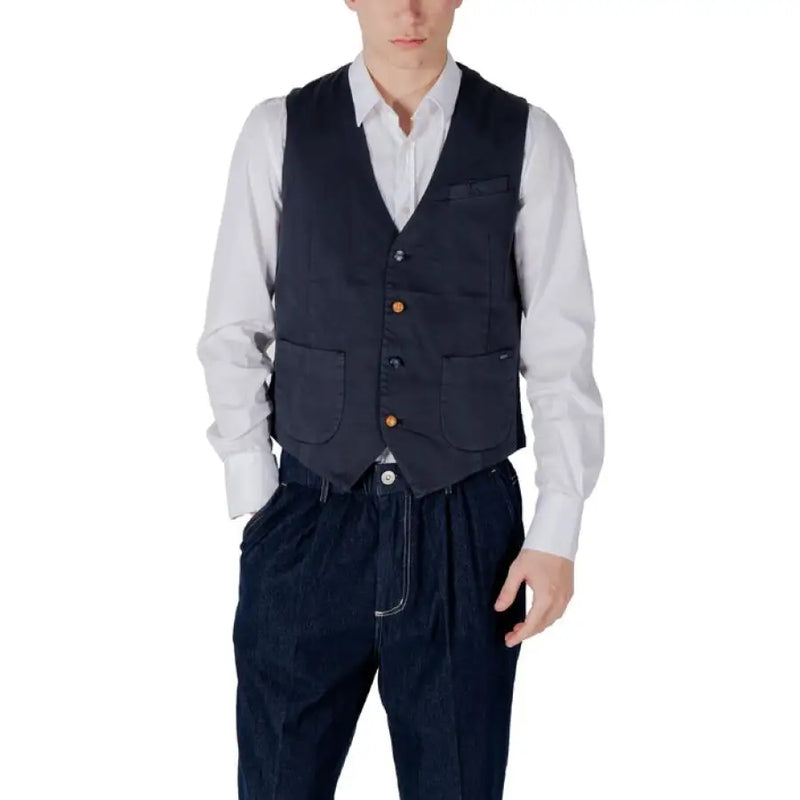 Men’s navy vest with pockets paired with a classic white shirt for a stylish look