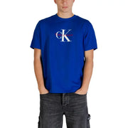 Bordeauxrotes Calvin Klein T-Shirt aus blauem Stoff mit weißem und rotem CK-Logo auf der Brust für lässige Kleidung