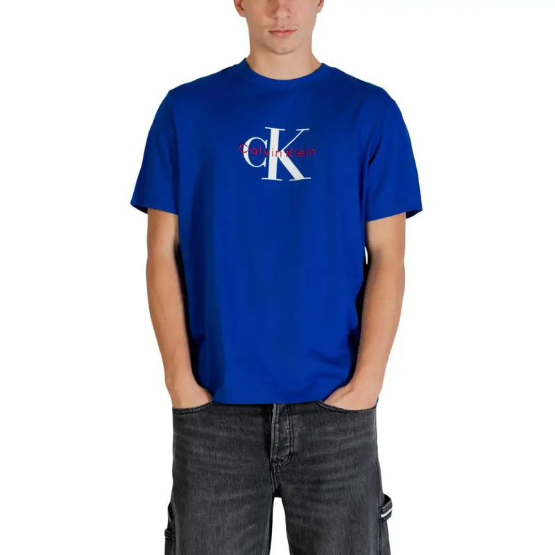 Bordeauxrotes Calvin Klein T-Shirt aus blauem Stoff mit weißem und rotem CK-Logo auf der Brust für lässige Kleidung