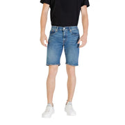 Blaue Herren-Jeansshorts mit klassischem Fünf-Taschen-Design und leicht verwaschener Optik aus blauem Denim.