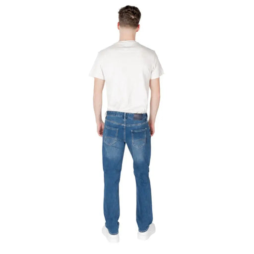 Herren-Jeans aus blauem Denim von Armani Exchange mit klassischem geradem Bein und dezenten Auswaschungen