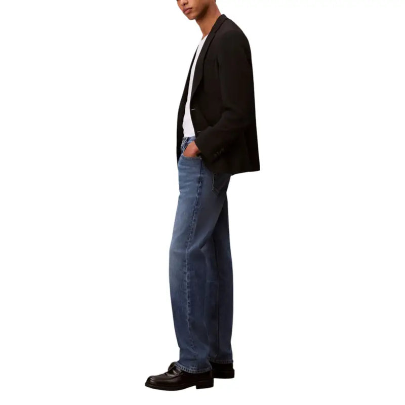 Men’s blue jeans in dark blue denim with a straight-leg cut and classic five-pocket design with visible stitching