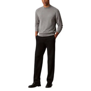 Grauer Herrenpullover mit langen Ärmeln, weicher Strickstruktur, gerippten Bündchen und elegantem, meliertem grauen Rundhalsausschnitt