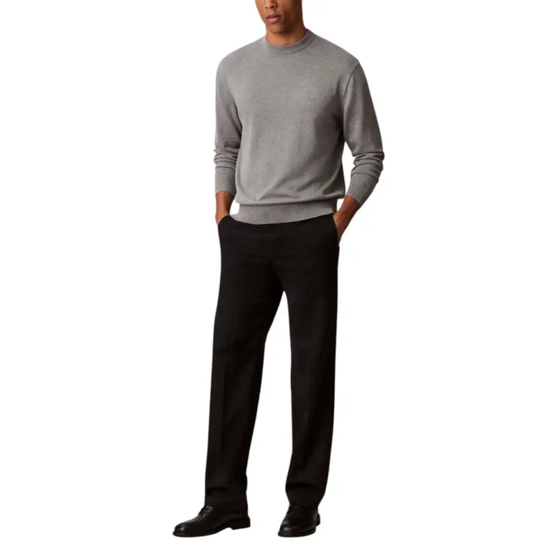 Grauer Herrenpullover mit langen Ärmeln, weicher Strickstruktur, gerippten Bündchen und elegantem, meliertem grauen Rundhalsausschnitt