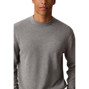 Grauer Herren-Langarmpullover aus meliertem Stoff mit Rundhalsausschnitt und dezentem, gesticktem Logo auf der linken Brust.
