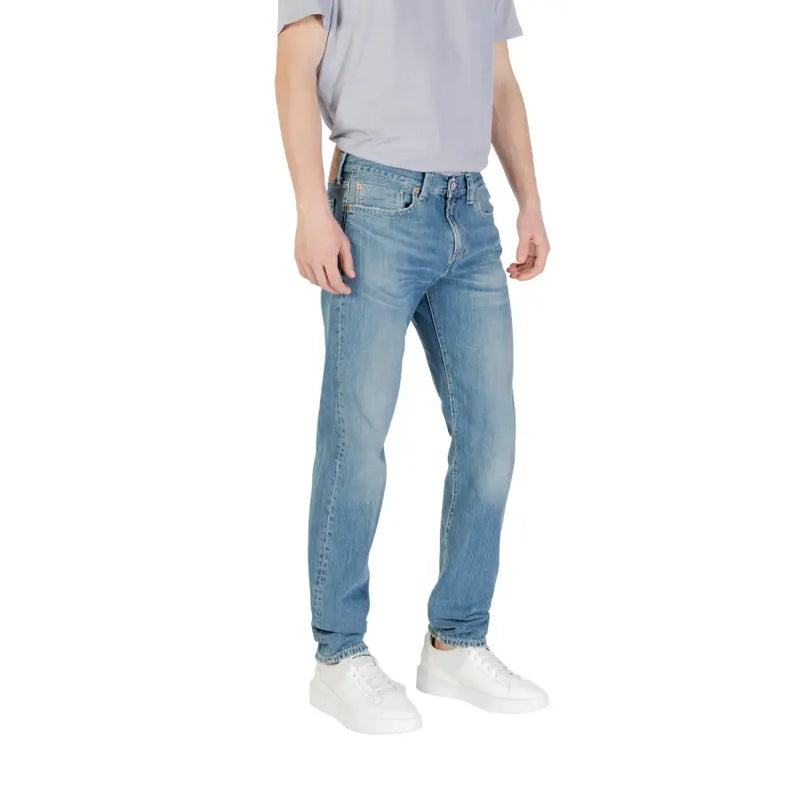 Men’s light blue denim jeans in light wash with classic five-pocket design and levi’s logo on back waistband