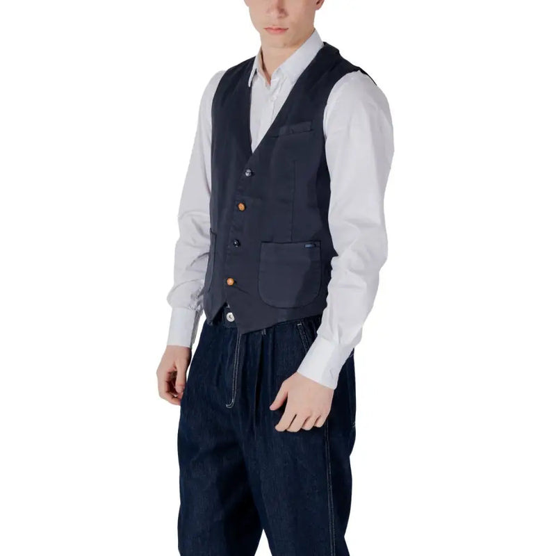 Men’s navy vest made of dark navy wool with contrasting tan buttons and a single chest pocket