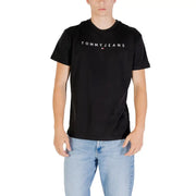 Schwarzes Tommy Jeans Herren-T-Shirt mit weißem Logo und kleinem Flaggenemblem auf der Brust